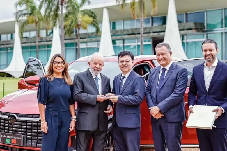 Lula recibió en enero a los directivos de BYD quienes le anunciaron una millonaria inversión. ¿Les aumentará los impuestos ahora?