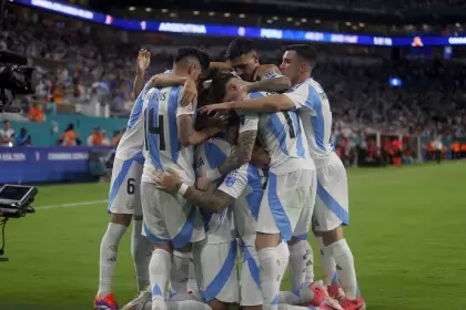 Argentina avanz a cuartos luego de finalizar puntera del Grupo A con nueve puntos.