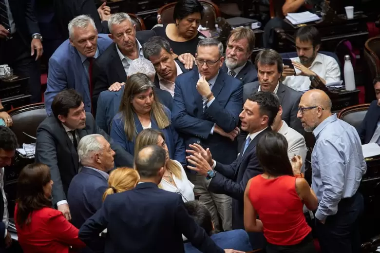 El radicalismo escuchando a Rodrigo de Loredo, su jefe de bloque en Diputados, durante el tratamiento del proyecto de la Ley Ómnibus