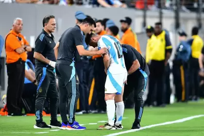 Scaloni empieza a definir el 11 de Argentina mientras espera por Messi