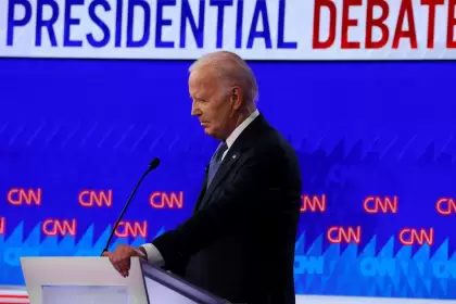 Biden dice que sus viajes al extranjero hicieron que "casi se quedara dormido" durante el debate