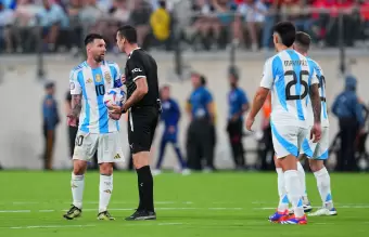 Messi se mostr disconforme con el manejo del rbitro Matonte durante el partido ante Chile
