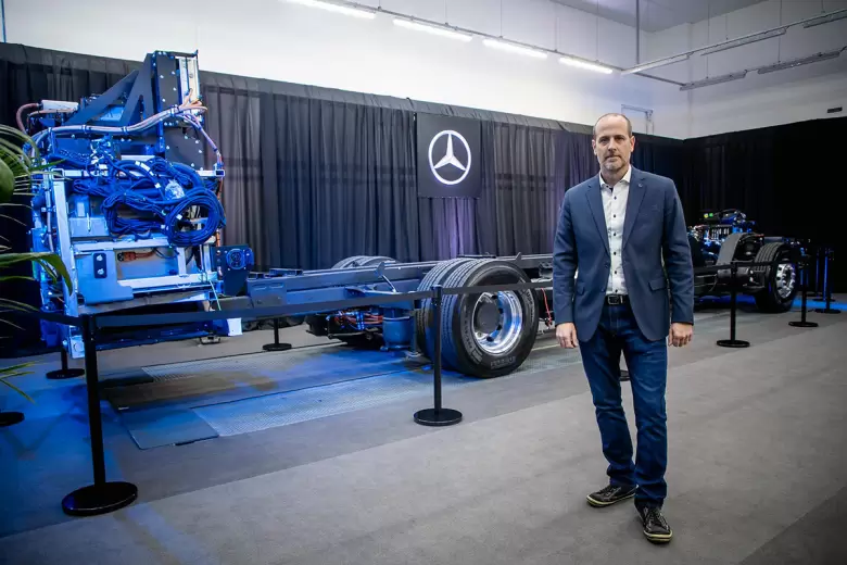 Sebastin Gysin, Director de Ventas y Marketing de Buses Mercedes-Benz, junto al chasis eO500U.