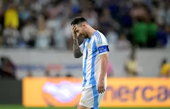Messi estrell su penal en el travesao en la victoria de Argentina ante Ecuador