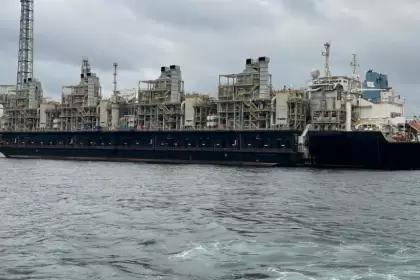 PAE suministrar el gas natural al barco flotante de GNL, mientras que Golar proveer el servicio de licuefaccin