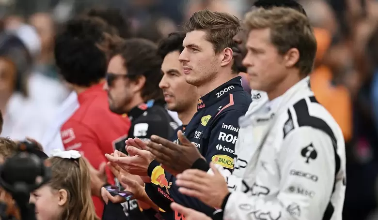 Verstappen, Checo Pérez, Alonso y Sainz "invadidos" por la presencia de Pitt.