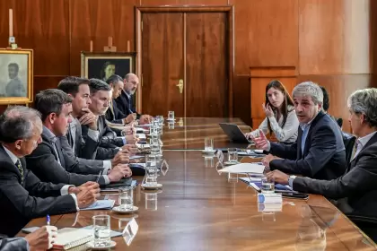 El ministro Luis Caputo recibi a los representantes de la industria automotriz argentina.