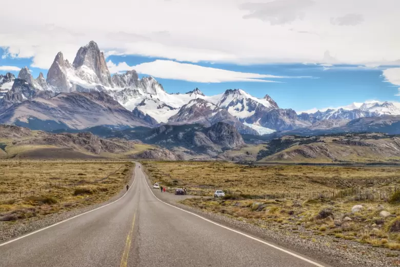 La Patagonia brinda condiciones ideales: un clima fro que reduce los costos de refrigeracin, acceso abundante a energas renovables, lejana de los centros poblados y, claro, la garanta nacional del vaco regulatorio. 