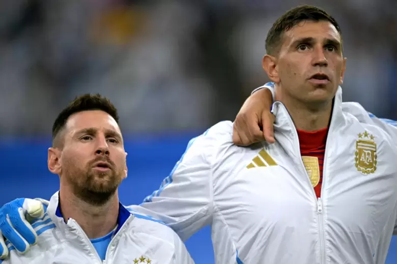 Lionel Messi y Emiliano "Dibu" Martínez