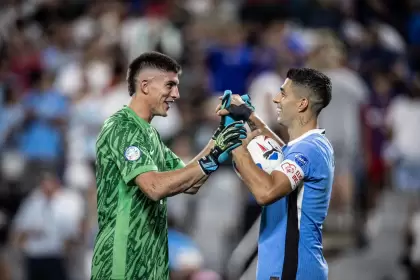 El arquero Sergio Rochet abrazando a Luis Surez, quien se retirar de la Seleccin de Uruguay