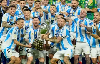 Di Mara, Messi y Otamendi levantan el trofeo de la Copa Amrica
