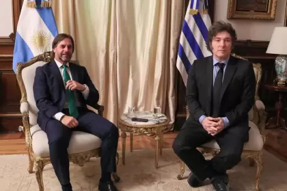 Milei se reuni con su par uruguayo, que la semana pasada lo haba cuestionado por su ausencia en la cumbre del Mercosur.