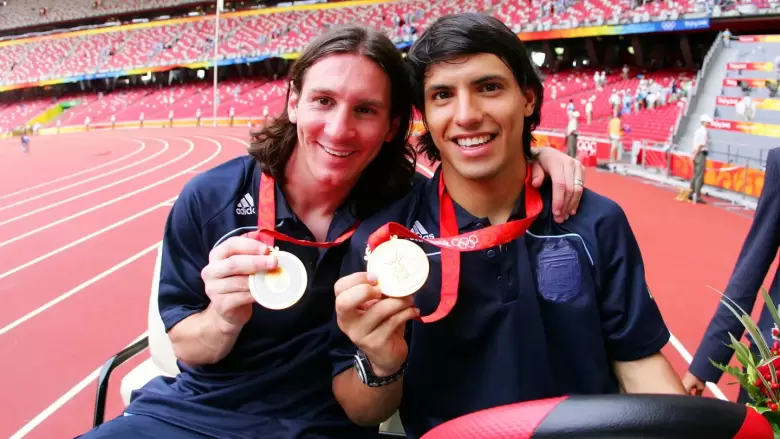 Messi y Agero tras ganar la medalla dorada en Beijing 2008