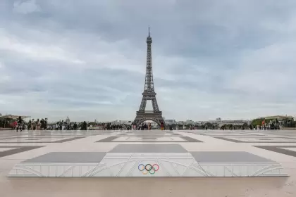 Los podios de los Juegos Olmpicos, con la Torre Eiffel de fondo.