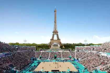 Una de las canchas del vley playa se encuentra a metros de la emblemtica Torre Eiffel