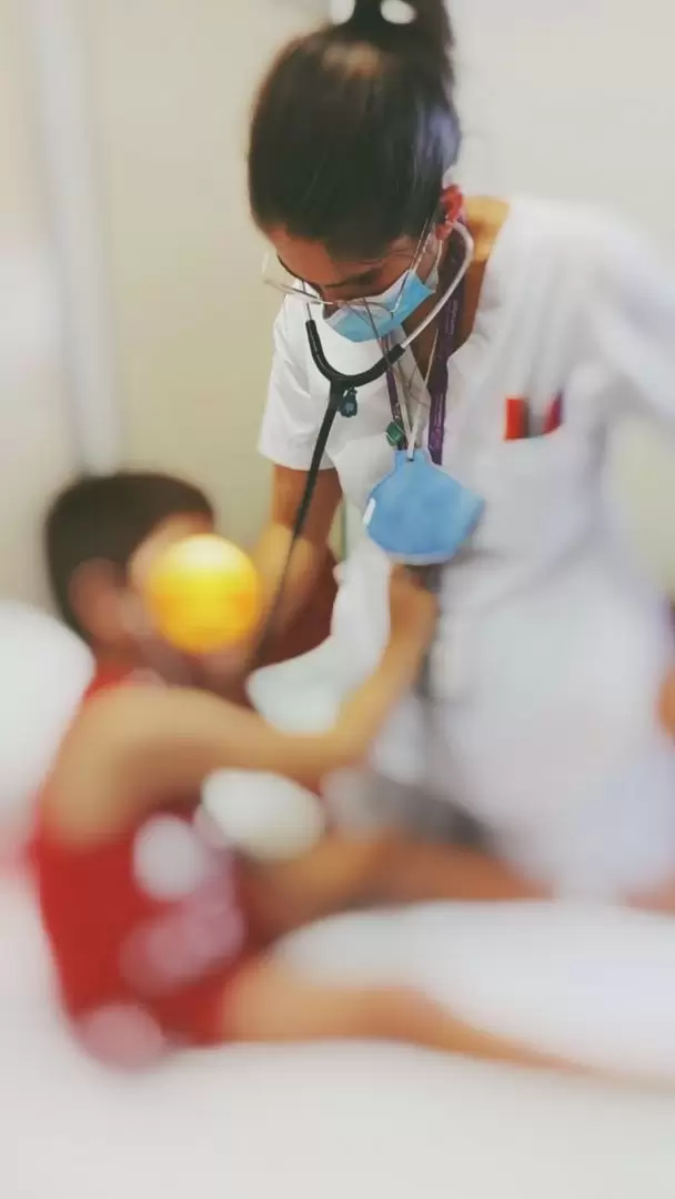 Paloma atiende a un paciente en el Hospital Garrahan.