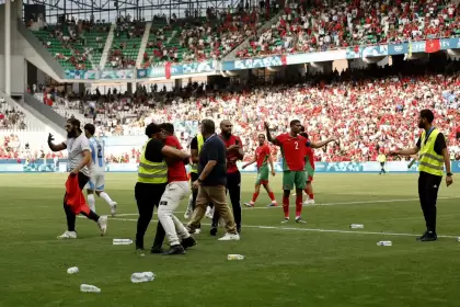 Hinchas de Marruecos invadieron la cancha tras el empate de Argentina al minuto 105