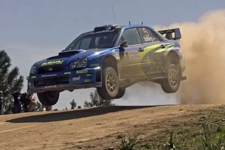 Vuela el Subaru Impreza con el que Petter Solberg conquist el campeonato mundial de rally de 2003.