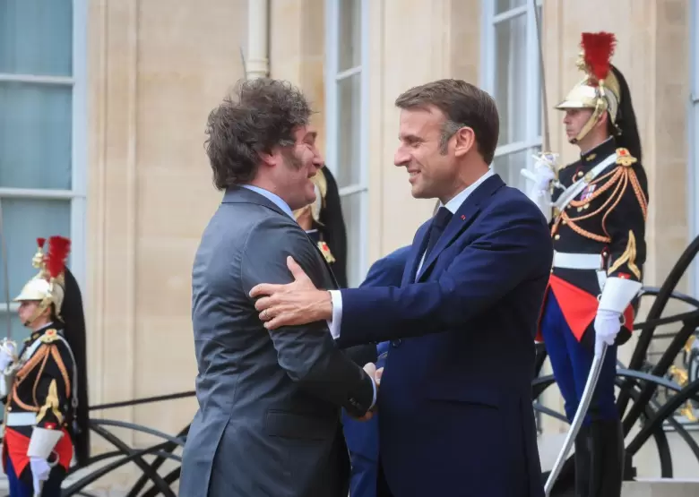 Milei con Macron en el Palacio del Eliseo en París