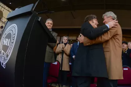 El abrazo con Nicolás Pino de La Rural, en 2024.