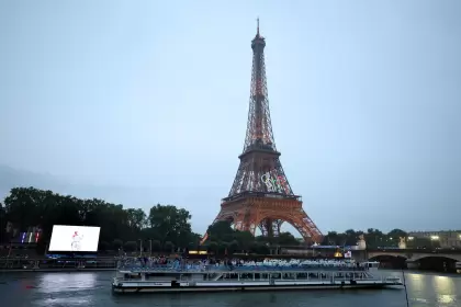 La ceremonia de apertura se realiz en el ro Sena y las delegaciones pasaron por la Torre Eiffel.