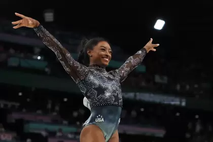 Biles volvi a los escenarios olmpicos y brill en el Bercy Arena