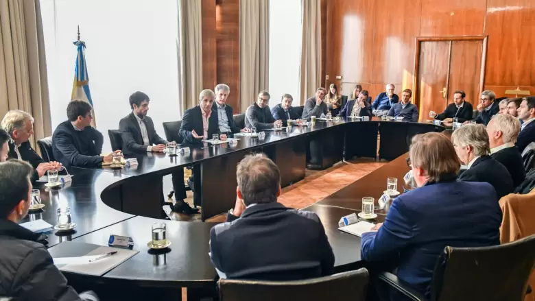 Caputo, con las principales Alycs, dialogando sobre el blanqueo