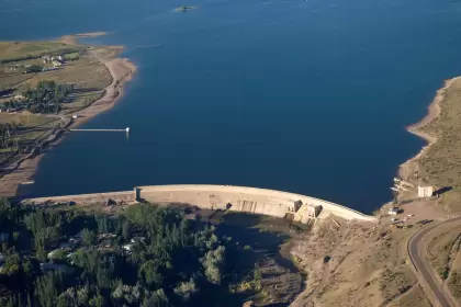 El Gobierno inició la privatización total de cuatro hidroeléctricas de Neuquén y Río Negro sin precio base.