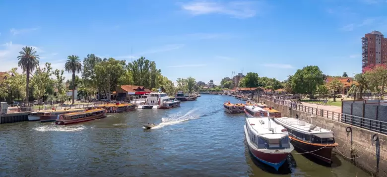 Vista panorámica de los barcos en el río Tigre - Tigre, Buenos Aires, Argentina