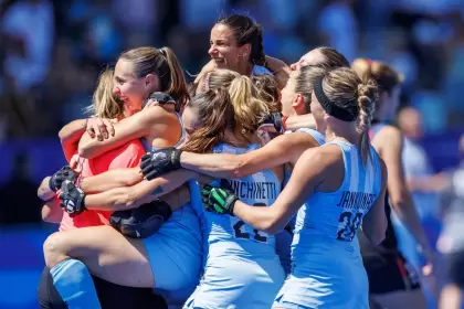 El festejo de las jugadoras argentinas con Cosentino, la herona de Las Leonas en el arco.