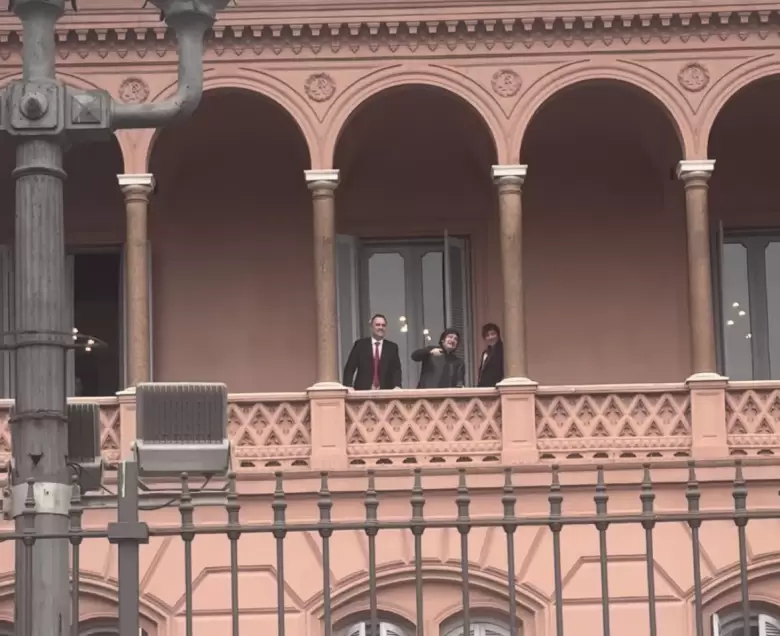 Milei, Adorni y Caputo en el balcn de la Casa Rosada.