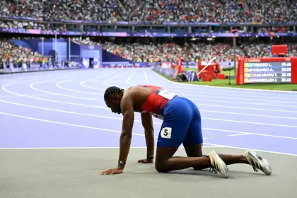 Al terminar la carrera, Lyles se desvaneci sobre la pista y termin en una silla asistido por un grupo de mdicos