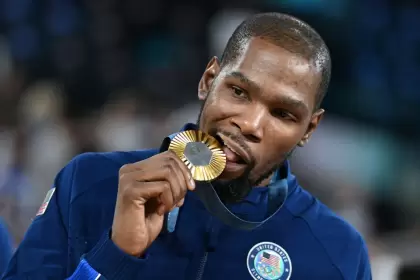 Durant, mordiendo la medalla dorada que gan en Pars 2024