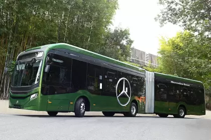 El Mercedes eO500UA es un vehculo articulado de piso bajo de 18 metros de largo.