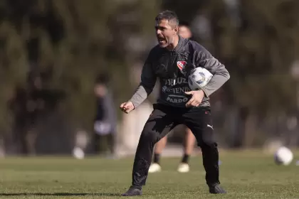 Vaccari dando rdenes en el entrenamiento de Independiente.