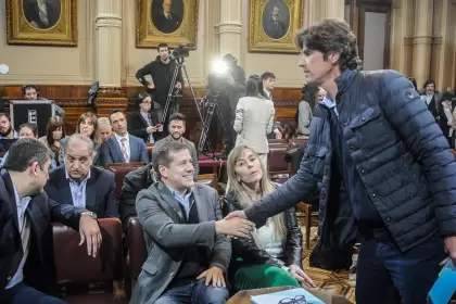 Martn Lousteau saluda a Mariano Recalde, con Juliana Di Tullio como testigo, en una reunin de la comisin de Presupuesto del Senado.