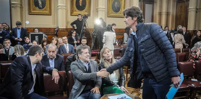 Martn Lousteau saluda a Mariano Recalde, con Juliana Di Tullio como testigo, en una reunin de la comisin de Presupuesto del Senado.