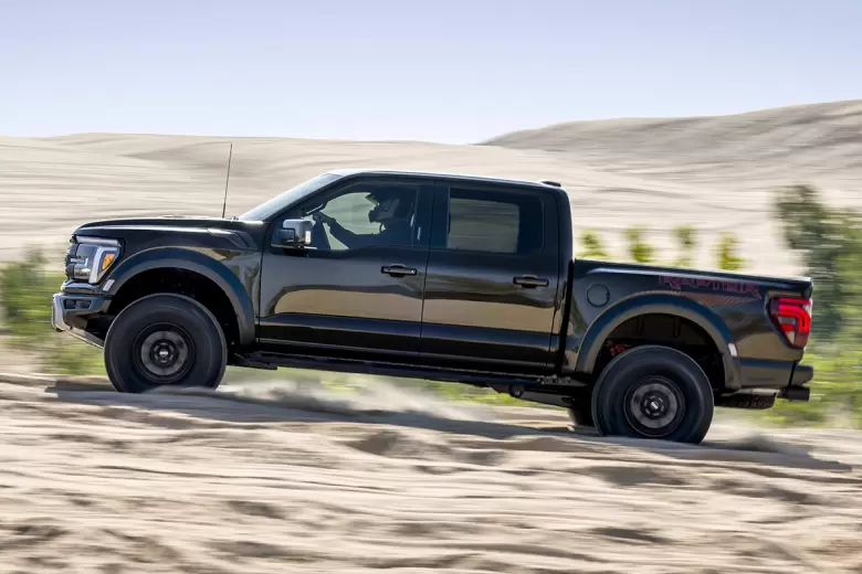 La F-150 Raptor llega en cuatro colores: Negro Ebony, Blanco Oxford, Azul Metal y Gris Avalanche.