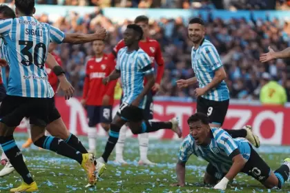 Los jugadores de Racing festejan el gol de Santiago Sosa que, finalmente, fue anulado a instancias del VAR