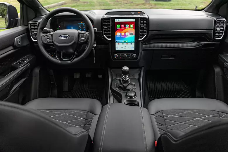 As es el interior de la Ford Ranger Black.