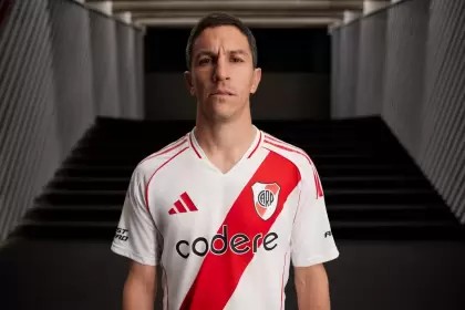 El mediocampista Ignacio Fernndez con la nueva camiseta de River. (@RiverPlate)