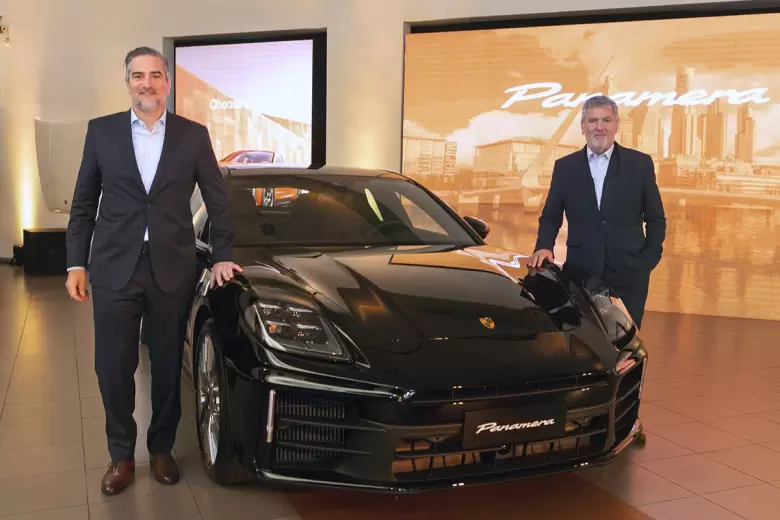 Gioia junto a Hugo Pulenta, presidente de Nordenwagen, junto al Nuevo Panamera.