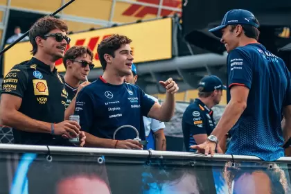 Colapinto junto a Charles Leclerc y Alex Albon en la recorrida previa a la carrera en Monza