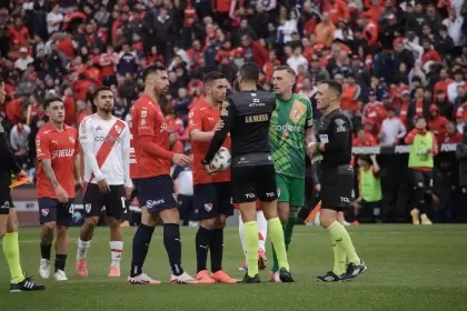 El rbitro Yael Falcn Prez, rodeado de jugadores de Independiente y River