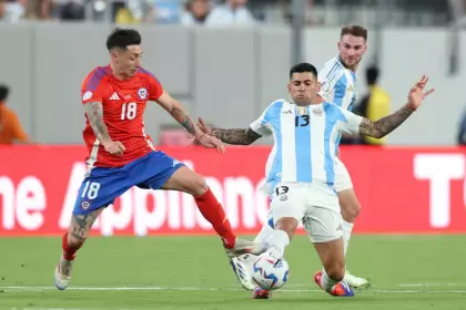Escena del último partido que disputaron Argentina y Chile en Eliminatorias Sudamericanas. (@Argentina)