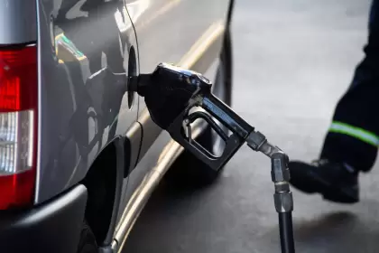 Combustibles: aprobaron una nueva suba del impuesto que se traslada al precio de la nafta y el gasoil