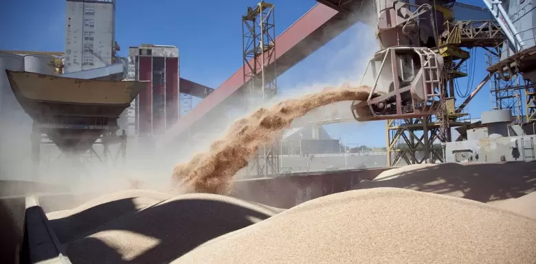 Según ABECEB, el "crecimiento de un 44,7% en la molienda de soja contrasta con el derrumbe del 51,3% de la producción de electrónica de consumo".