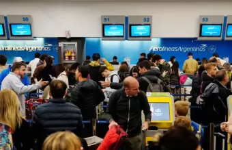 Paro de pilotos de Aerolneas Argentinas: 150 vuelos y 15 mil pasajeros afectados