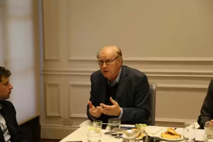 El ex ministro del Interior y secretario de Inteligencia dialog con miembros de la Fundacin Apolo.