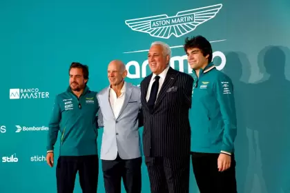 Fernando Alonso, Adrian Newey, Lawrence Stroll y Lance Stroll, en la presentacin del ingeniero con Aston Martin